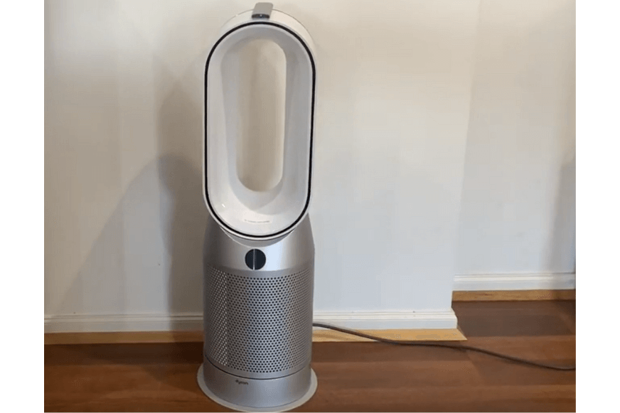 Der Dyson Purifier Hot+Cool Heizlüfter, Luftreiniger und Ventilator steht auf dem Boden.